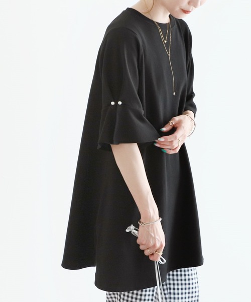 reca(レカ)の「袖パール付きフレアチュニックカットソー(Tシャツ/カットソー・レディース・ブラック/ブルー系その他/グレイッシュベージュ・FREE)」の2枚目の写真