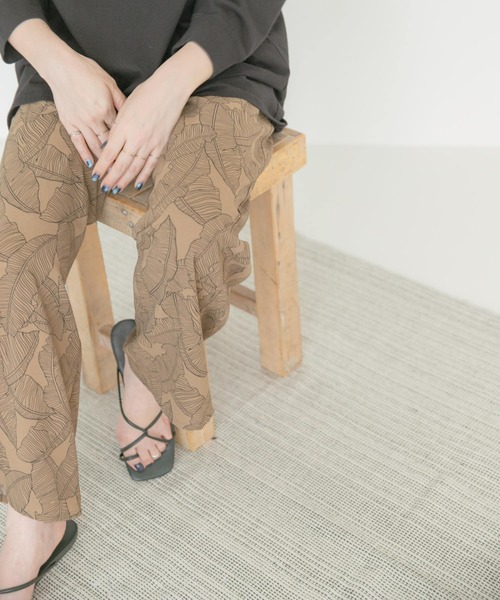ITEMS URBANRESEARCH(アイテムズ アーバンリサーチ)の「リーフプリントイージーパンツ(その他パンツ・レディース・ブラック/キャメル・FREE)」の2枚目の写真
