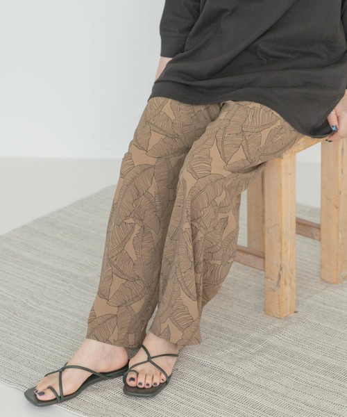 ITEMS URBANRESEARCH(アイテムズ アーバンリサーチ)の「リーフプリントイージーパンツ(その他パンツ・レディース・ブラック/キャメル・FREE)」の15枚目の写真
