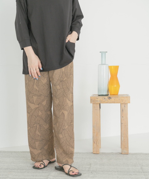 ITEMS URBANRESEARCH(アイテムズ アーバンリサーチ)の「リーフプリントイージーパンツ(その他パンツ・レディース・ブラック/キャメル・FREE)」の4枚目の写真