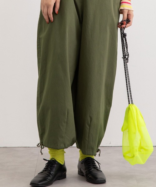 POU DOU DOU（プードゥドゥ）の「2wayワイドサロペット（サロペット/オーバーオール・レディース・カーキ/ベージュ/ブラック・3）」の18枚目の写真