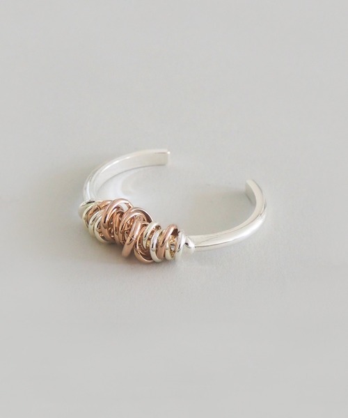 LAPUIS(ラピュイ)の「LAPUIS(ラピュイ)Coil Aroundバングル(バングル/リストバンド・レディース・シルバー/ゴールド/マルチ/ゴールド系その他/ピンクゴールド・FREE)」の4枚目の写真