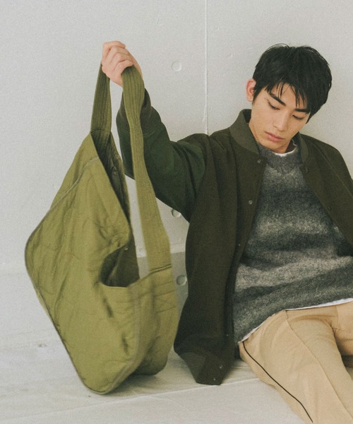 WHIMSIC（ウィムジック）の「【UNISEX】キルティングニュースペーパーバッグ（ショルダーバッグ・メンズ・ブラック/オリーブ・FREE）」の11枚目の写真