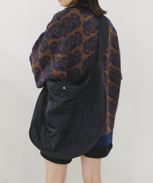 WHIMSIC（ウィムジック）の「【UNISEX】キルティングニュースペーパーバッグ（ショルダーバッグ・メンズ・ブラック/オリーブ・FREE）」の14枚目の写真