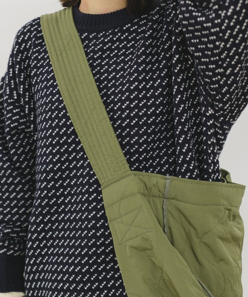 WHIMSIC（ウィムジック）の「【UNISEX】キルティングニュースペーパーバッグ（ショルダーバッグ・メンズ・ブラック/オリーブ・FREE）」の5枚目の写真