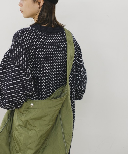 WHIMSIC（ウィムジック）の「【UNISEX】キルティングニュースペーパーバッグ（ショルダーバッグ・メンズ・ブラック/オリーブ・FREE）」の6枚目の写真