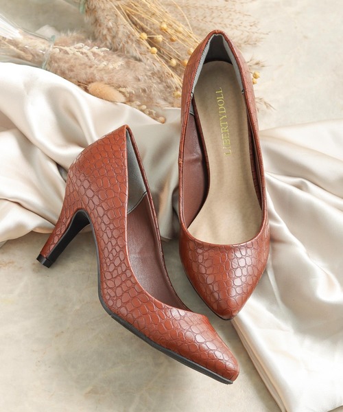 LibertyDoll（リバティードール）の「ポインテッドトゥ8cmピンヒールパンプス（パンプス・レディース・ホワイト系その他3/ブラック系その他5/グレー系その他/ベージュ系その他2/ホワイト/その他1/アイボリー/ゴールド/モスグリーン/イエロー系その他/ブルー系その他2/パープル/ブラック系その他6/ブラック系その他2/ブラック系その他4/グレイッシュベージュ/ピンクゴールド/ブラウン/キャメル/ゴールド系その他/ブラック系その他3/ベージュ/ブルー系その他/ブラック系その他7/ベージュ系その他3/ピンク/ブラウン系その他2/ピンクベージュ/ダークブラウン/シルバー系その他/グレー/ゼブラ/ブラウン系その他/グリーン系その他/レオパード/ワイン/ベージュ系その他/ブラック/オレンジ/マスタード/ネイビー/パイソン/ブラック系その他/ホワイト系その他2/ピンク系その他/チェック/サックスブルー/シルバー/レッド/その他/ライトブルー/ゴールド系その他2/その他2/ライトグリーン/ロイヤルブルー/ホワイト系その他/シルバー系その他2・M/LL/L/SS/XXS/4L/S/3L）」の18枚目の写真