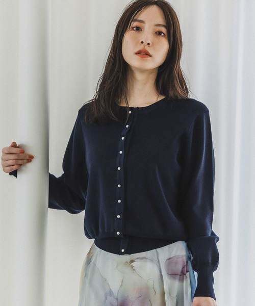 Andemiu(アンデミュウ)の「パールボタンクルーカーディガン187153(カーディガン/ボレロ・レディース・オレンジ/パープル/ネイビー・FREE)」の1枚目の写真