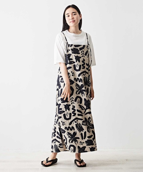 TOBILA（トビラ）の「リネンレーヨンフラワープリントキャミワンピース（ワンピース・レディース・ブラウン/ブラック/グリーン・M）」の2枚目の写真