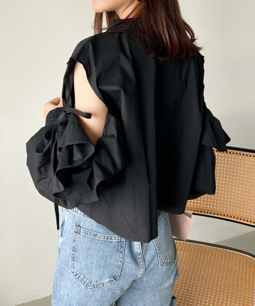 CLEA(クレア)の「ショルダーカットアウト クロップド丈ショートシャツブラウス(シャツ/ブラウス・レディース・ブラック/ホワイト・FREE)」の1枚目の写真
