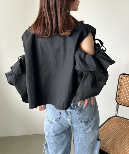 CLEA(クレア)の「ショルダーカットアウト クロップド丈ショートシャツブラウス(シャツ/ブラウス・レディース・ブラック/ホワイト・FREE)」の17枚目の写真