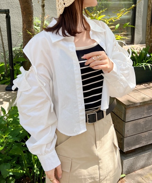 CLEA(クレア)の「ショルダーカットアウト クロップド丈ショートシャツブラウス(シャツ/ブラウス・レディース・ブラック/ホワイト・FREE)」の4枚目の写真
