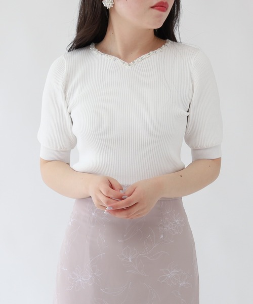 ASTORIA ODIER(アストリアオディール)の「ハートネック装飾リブプルオーバー(ニット/セーター・レディース・ホワイト/ネイビー/ピンクベージュ/ホワイト×ネイビー・MEDIUM/SMALL)」の3枚目の写真