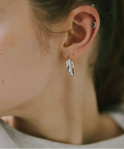 Ops.（オプス）の「ピアス フープピアス ボリューム シルバー925 金属アレルギー対応【micorra ミコラ】大ぶり（ピアス（両耳用）・レディース・シルバー/イエローゴールド・ONE SIZE）」の4枚目の写真