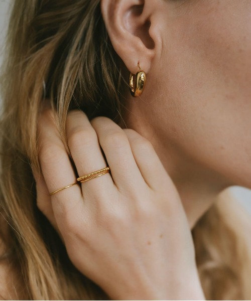 Ops.（オプス）の「ピアス フープピアス ボリューム シルバー925 金属アレルギー対応【micorra ミコラ】大ぶり（ピアス（両耳用）・レディース・シルバー/イエローゴールド・ONE SIZE）」の7枚目の写真