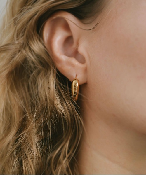 Ops.（オプス）の「ピアス フープピアス ボリューム シルバー925 金属アレルギー対応【micorra ミコラ】大ぶり（ピアス（両耳用）・レディース・シルバー/イエローゴールド・ONE SIZE）」の8枚目の写真