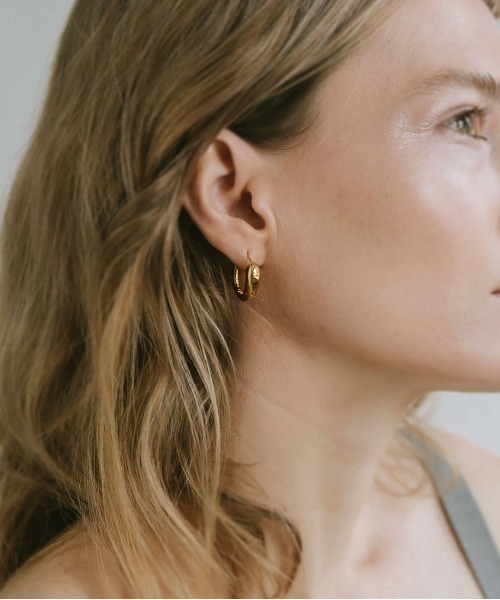 Ops.（オプス）の「ピアス フープピアス ボリューム シルバー925 金属アレルギー対応【micorra ミコラ】大ぶり（ピアス（両耳用）・レディース・シルバー/イエローゴールド・ONE SIZE）」の9枚目の写真