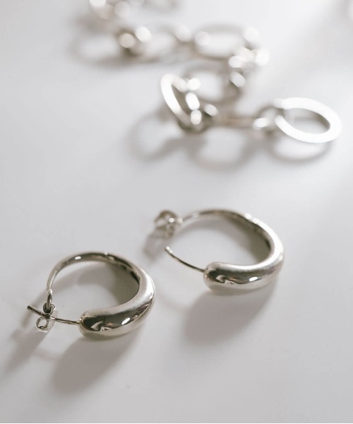 Ops.（オプス）の「ピアス フープピアス ボリューム シルバー925 金属アレルギー対応【micorra ミコラ】大ぶり（ピアス（両耳用）・レディース・シルバー/イエローゴールド・ONE SIZE）」の17枚目の写真