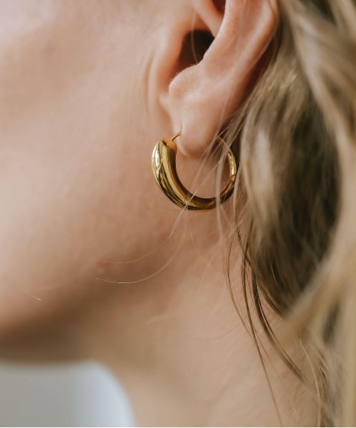 Ops.（オプス）の「ピアス フープピアス ボリューム シルバー925 金属アレルギー対応【micorra ミコラ】大ぶり（ピアス（両耳用）・レディース・シルバー/イエローゴールド・ONE SIZE）」の18枚目の写真