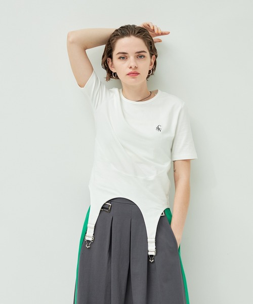 casane（カサネ）の「ワンポイントロゴ刺繍イレギュラーヘム