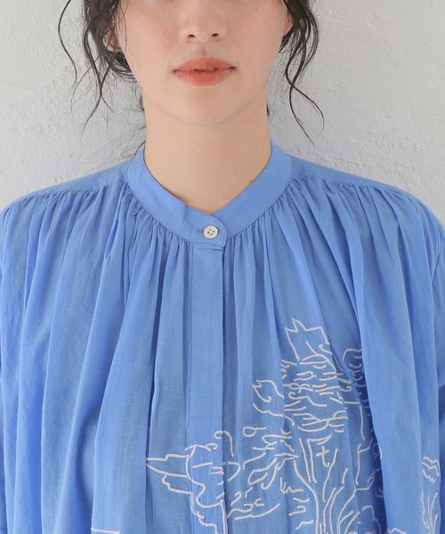 mii(ミー)の「【Mii / ミイ】HANDEMBROIDERED COTTON BLOUSE:ブラウス(シャツ/ブラウス・レディース・サックスブルー・SMALL)」の4枚目の写真