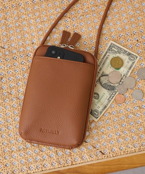 Actually(アクチュアリー)の「シュリンク フェイクレザー スマホショルダー(ショルダーバッグ・レディース・キャメル/ブラック/グレー/ダークグレー/ライトブルー/シルバー/アイボリー・フリー)」の7枚目の写真