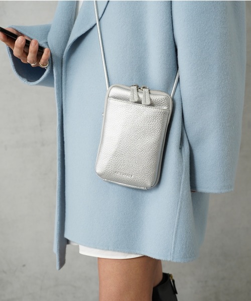 Actually(アクチュアリー)の「シュリンク フェイクレザー スマホショルダー(ショルダーバッグ・レディース・キャメル/ブラック/グレー/ダークグレー/ライトブルー/シルバー/アイボリー・フリー)」の1枚目の写真