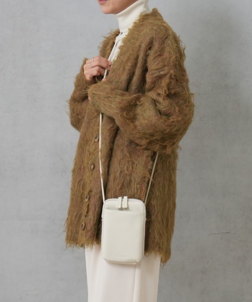 Actually(アクチュアリー)の「シュリンク フェイクレザー スマホショルダー(ショルダーバッグ・レディース・キャメル/ブラック/グレー/ダークグレー/ライトブルー/シルバー/アイボリー・フリー)」の2枚目の写真