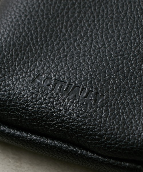 Actually(アクチュアリー)の「シュリンク フェイクレザー スマホショルダー(ショルダーバッグ・レディース・キャメル/ブラック/グレー/ダークグレー/ライトブルー/シルバー/アイボリー・フリー)」の15枚目の写真