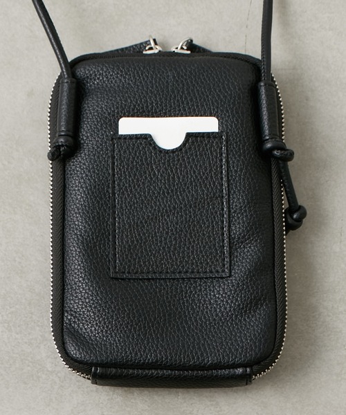 Actually(アクチュアリー)の「シュリンク フェイクレザー スマホショルダー(ショルダーバッグ・レディース・キャメル/ブラック/グレー/ダークグレー/ライトブルー/シルバー/アイボリー・フリー)」の10枚目の写真