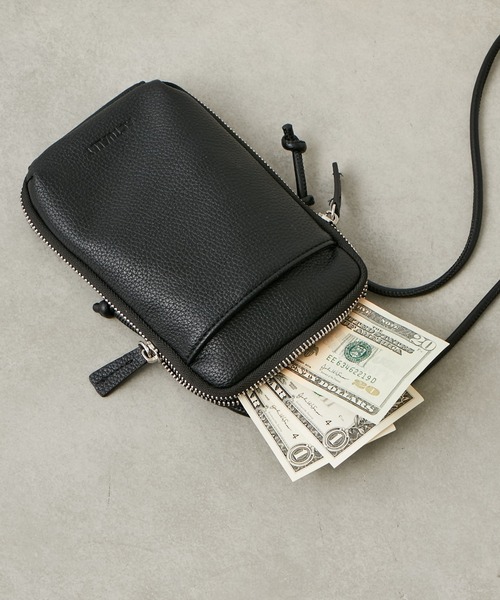 Actually(アクチュアリー)の「シュリンク フェイクレザー スマホショルダー(ショルダーバッグ・レディース・キャメル/ブラック/グレー/ダークグレー/ライトブルー/シルバー/アイボリー・フリー)」の8枚目の写真