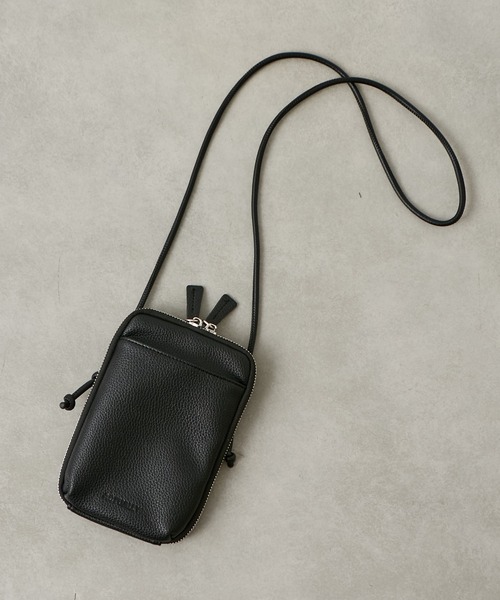 Actually(アクチュアリー)の「シュリンク フェイクレザー スマホショルダー(ショルダーバッグ・レディース・キャメル/ブラック/グレー/ダークグレー/ライトブルー/シルバー/アイボリー・フリー)」の14枚目の写真