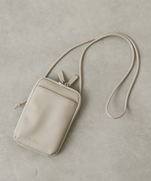 Actually(アクチュアリー)の「シュリンク フェイクレザー スマホショルダー(ショルダーバッグ・レディース・キャメル/ブラック/グレー/ダークグレー/ライトブルー/シルバー/アイボリー・フリー)」の21枚目の写真