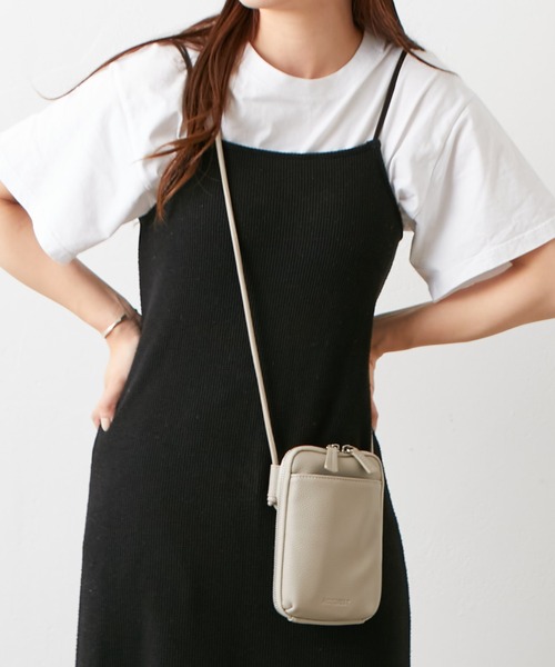 Actually(アクチュアリー)の「シュリンク フェイクレザー スマホショルダー(ショルダーバッグ・レディース・キャメル/ブラック/グレー/ダークグレー/ライトブルー/シルバー/アイボリー・フリー)」の18枚目の写真