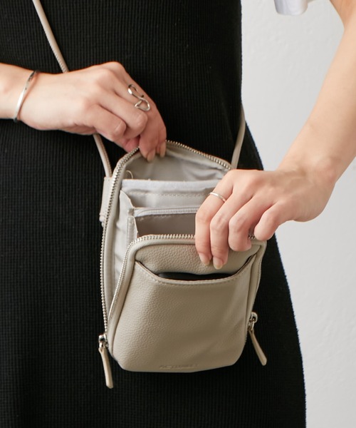 Actually(アクチュアリー)の「シュリンク フェイクレザー スマホショルダー(ショルダーバッグ・レディース・キャメル/ブラック/グレー/ダークグレー/ライトブルー/シルバー/アイボリー・フリー)」の20枚目の写真