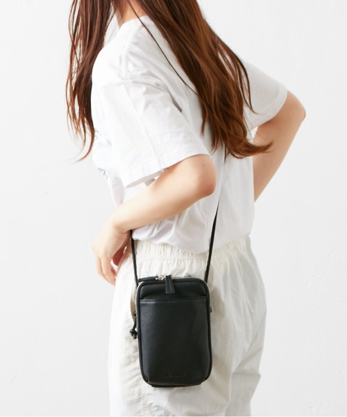 Actually(アクチュアリー)の「シュリンク フェイクレザー スマホショルダー(ショルダーバッグ・レディース・キャメル/ブラック/グレー/ダークグレー/ライトブルー/シルバー/アイボリー・フリー)」の12枚目の写真