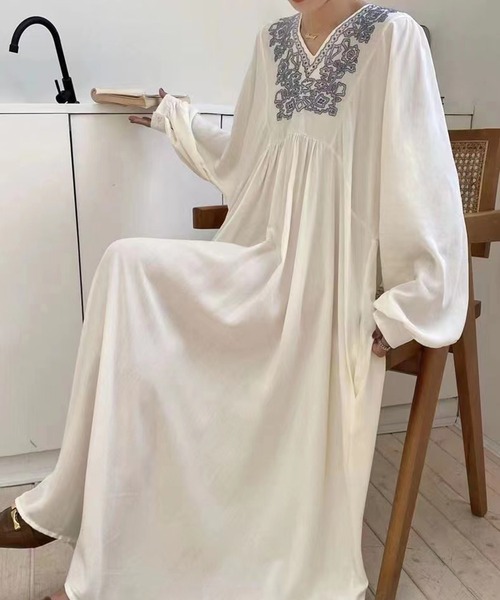 MAISON BREEZE(メゾンブリーズ)の「【MAISON BREEZE】Vネックレースデザインワンピース KNF019(ワンピース・レディース・アイボリー/ブラック・FREE)」の4枚目の写真