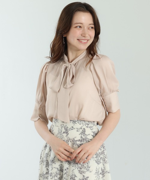 ASTORIA ODIER（アストリアオディール）の「パウダーサテンボウタイブラウス（シャツ/ブラウス・レディース・グレー/ピンクベージュ/スモークピンク・MEDIUM）」の2枚目の写真