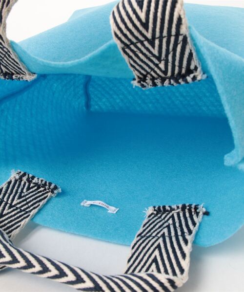 hint hint（ヒントヒント）の「【hint hint】フェルトBAG S（ハンドバッグ・レディース・ネイビー/オレンジ/サックスブルー・SMALL）」の6枚目の写真