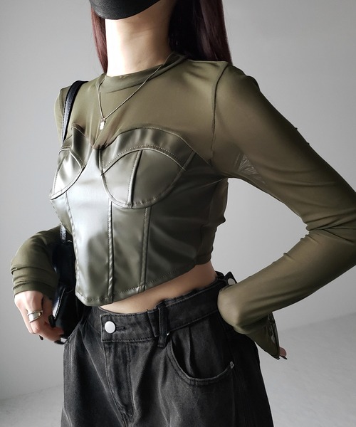 me+em select（ミームセレクト）の「【 ３color 】フェイクレザービスチェドッキングシースルートップス（Tシャツ/カットソー・レディース・カーキ/シルバー/ブラック・FREE）」の3枚目の写真