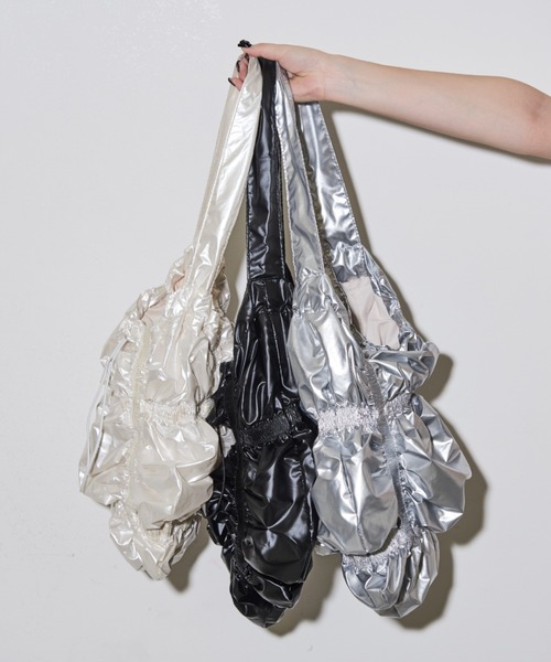 MERLOT（メルロー）の「メタリックラウンドバッグ（ショルダーバッグ・レディース・ホワイト/ブラック/シルバー・FREE）」の3枚目の写真