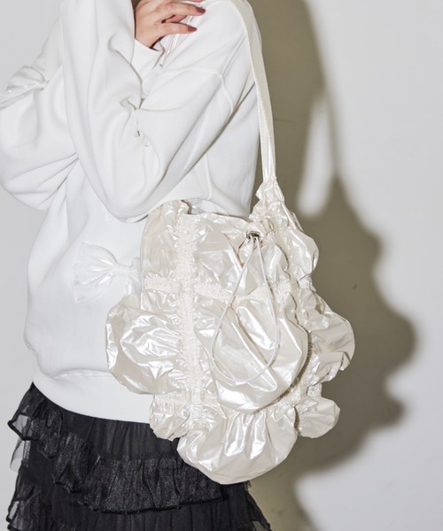 MERLOT（メルロー）の「メタリックラウンドバッグ（ショルダーバッグ・レディース・ホワイト/ブラック/シルバー・FREE）」の5枚目の写真