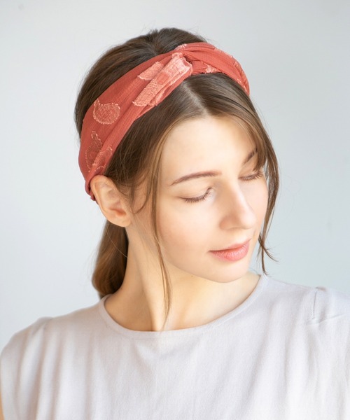 14+（イチヨンプラス）の「フラワーペーズリーヘアバンド（ヘアゴム・レディース・ベージュ/オレンジ/ブラック・FREE）」の2枚目の写真