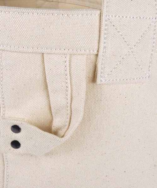 UNIVERSAL OVERALL（ユニバーサルオーバーオール）の「UNIVERSAL OVERALL SOLID COLOR NEWSPAPER BAG（ショルダーバッグ・メンズ・ブラック/ホワイト・FREE）」の8枚目の写真