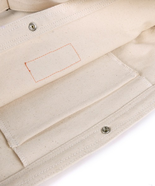 UNIVERSAL OVERALL（ユニバーサルオーバーオール）の「UNIVERSAL OVERALL SOLID COLOR NEWSPAPER BAG（ショルダーバッグ・メンズ・ブラック/ホワイト・FREE）」の6枚目の写真