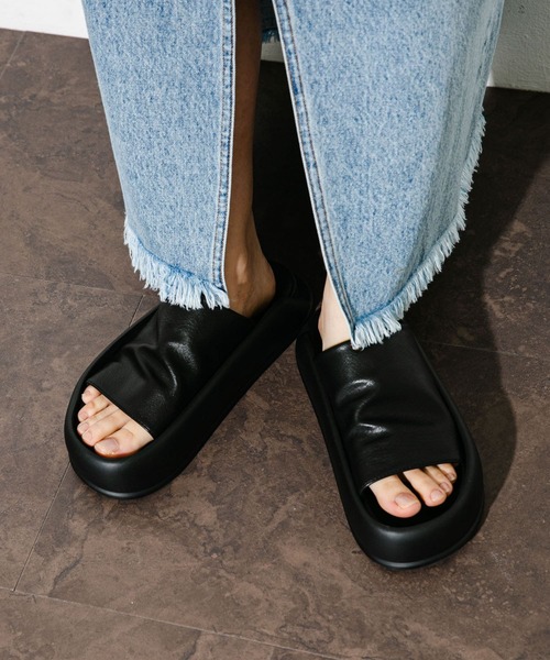 KBF（ケイビーエフ）の「スライドサンダル（サンダル・レディース・ブラック/イエロー・24/23.5/23）」の2枚目の写真