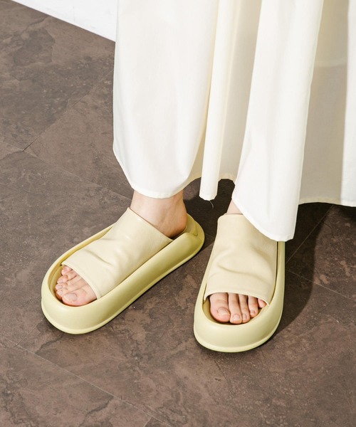 KBF（ケイビーエフ）の「スライドサンダル（サンダル・レディース・ブラック/イエロー・24/23.5/23）」の7枚目の写真