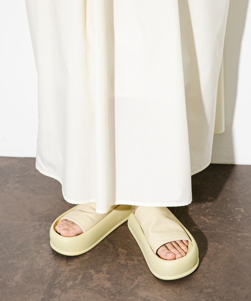 KBF（ケイビーエフ）の「スライドサンダル（サンダル・レディース・ブラック/イエロー・24/23.5/23）」の8枚目の写真