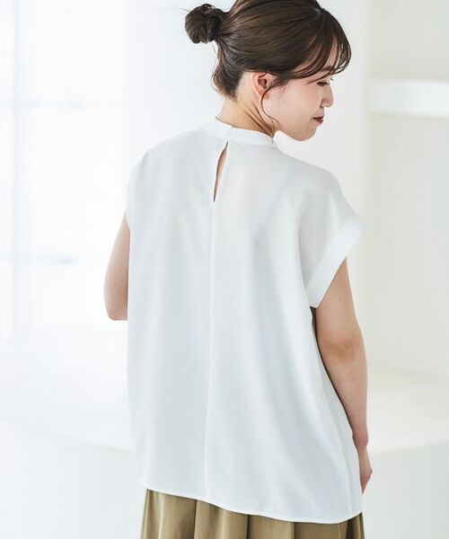 le.coeur blanc（ルクールブラン）の「ジョーゼットツイストネックブラウス（シャツ/ブラウス・レディース・チャコールグレー/オフホワイト/ライトグレー/サックスブルー・38）」の8枚目の写真