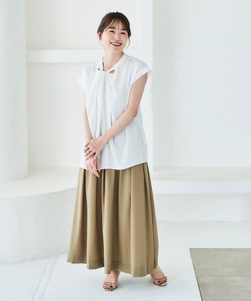 le.coeur blanc（ルクールブラン）の「ジョーゼットツイストネックブラウス（シャツ/ブラウス・レディース・チャコールグレー/オフホワイト/ライトグレー/サックスブルー・38）」の9枚目の写真